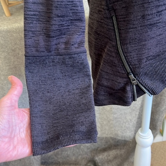 Athleta Blissful Shark-Bite Sweatshirt in Shale Heather (charcoal gray) Sz M. - Picture 4 of 9